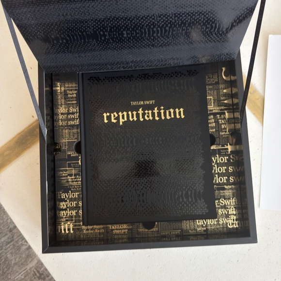 Taylor Swift Reputation VIP Box - Picture 5 of 7